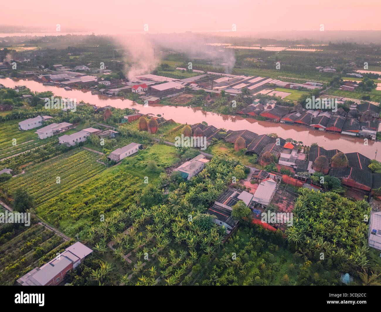 Vue aérienne du four à briques Mang Thit à Vinh long. Briques d'argile brûlées utilisées dans la construction traditionnelle vietnamienne, delta du Mékong, province de Vinh long, Banque D'Images Vue aérienne du four à briques Mang Thit à Vinh long. Briques d'argile brûlées utilisées dans la construction traditionnelle vietnamienne, delta du Mékong, province de Vinh long, Banque D'Images