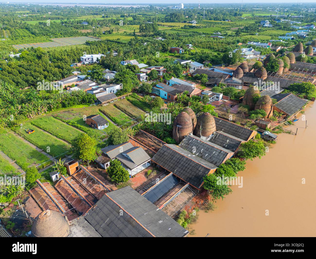 Vue aérienne du four à briques Mang Thit à Vinh long. Briques d'argile brûlées utilisées dans la construction traditionnelle vietnamienne, delta du Mékong, province de Vinh long, Banque D'Images Vue aérienne du four à briques Mang Thit à Vinh long. Briques d'argile brûlées utilisées dans la construction traditionnelle vietnamienne, delta du Mékong, province de Vinh long, Banque D'Images