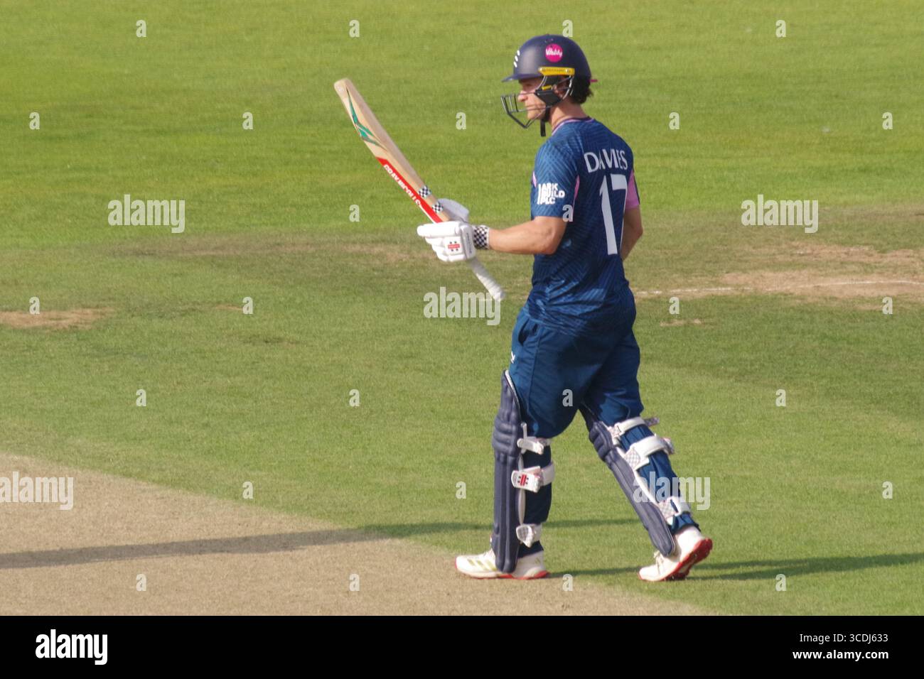 Chester-le-Street, Angleterre, 13 août 2025. Jack Davies célébrant après avoir marqué un demi-siècle de batteur pour Middlesex Men contre Durham Men dans le Metro Bank One Day Cup match au Banks Homes Riverside Stadium, Chester-le-Street. Crédit : Colin Edwards/Alamy Live News Banque D'Images