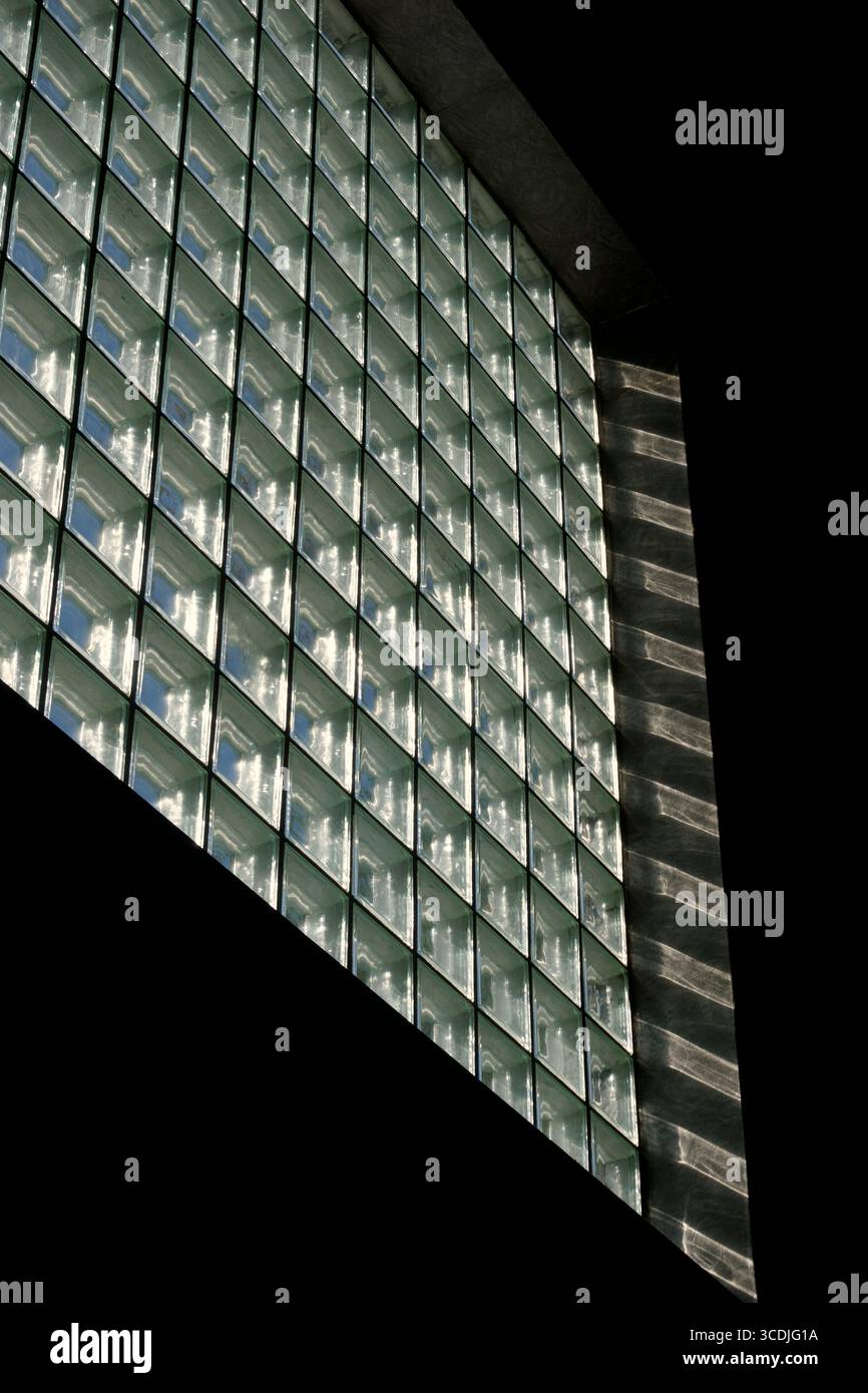 Fenêtre de bloc de verre rétroéclairé translucide vue de dessous Banque D'Images