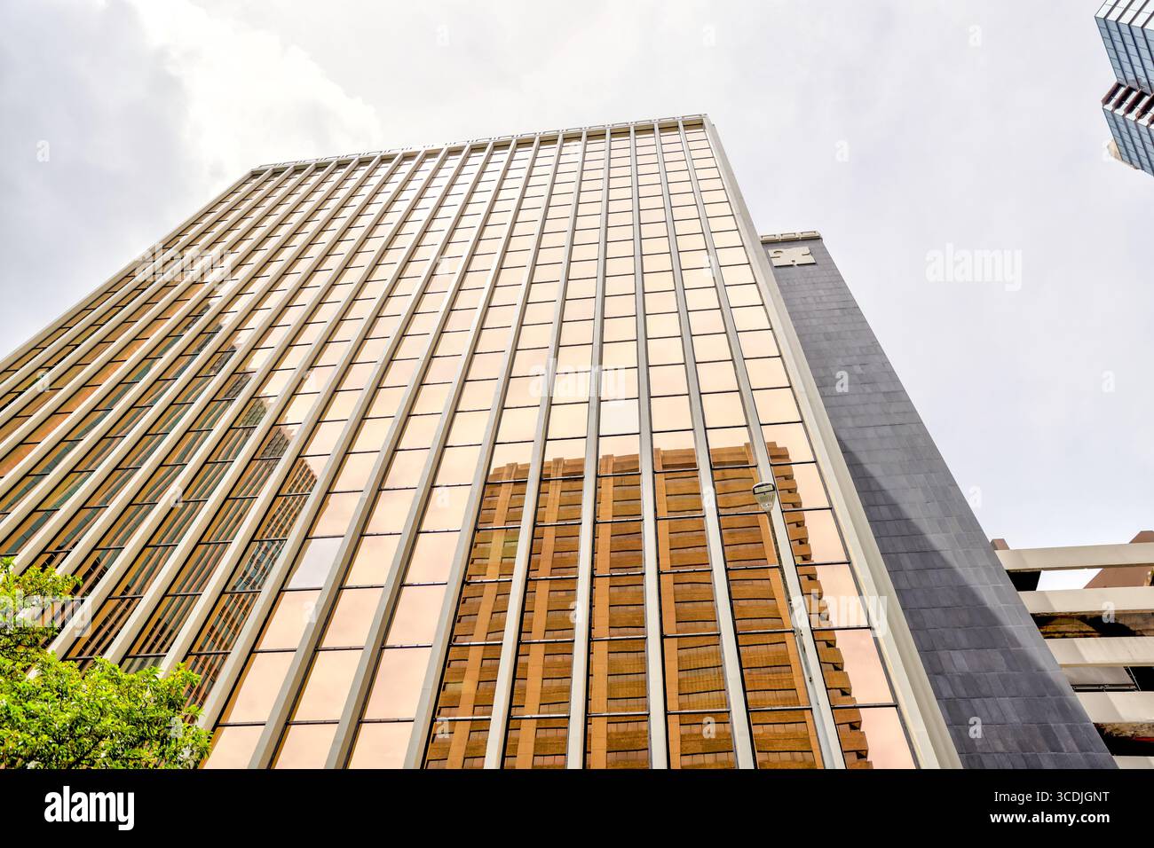 Waikiki, Oahu - 24 mars 2022 : bâtiments de la législature de l'État à Waikiki Banque D'Images