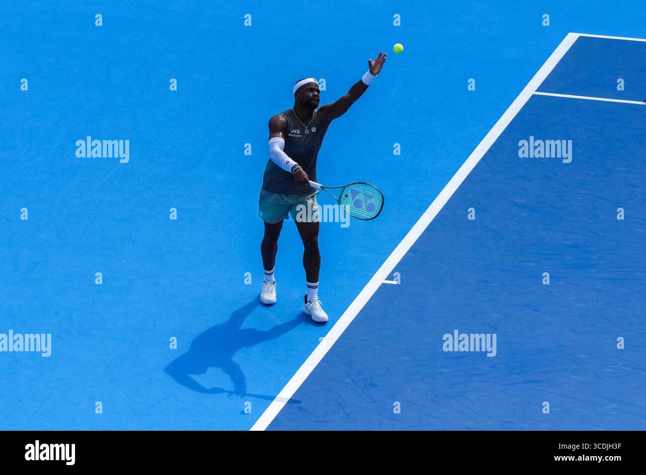 MASON, OH-AUG 13 : Frances Tiafoe (USA) sert à Holger Rune (non représentée sur la photo) lors de la quatrième ronde de célibataires masculins à l'Open de Cincinnati 2025 au Lindner Family Tennis Center le 13 août 2025. Banque D'Images MASON, OH-AUG 13 : Frances Tiafoe (USA) sert à Holger Rune (non représentée sur la photo) lors de la quatrième ronde de célibataires masculins à l'Open de Cincinnati 2025 au Lindner Family Tennis Center le 13 août 2025. Banque D'Images