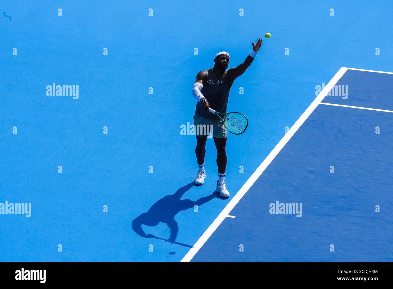 MASON, OH-AUG 13 : Frances Tiafoe (USA) sert à Holger Rune (non représentée sur la photo) lors de la quatrième ronde de célibataires masculins à l'Open de Cincinnati 2025 au Lindner Family Tennis Center le 13 août 2025. Banque D'Images MASON, OH-AUG 13 : Frances Tiafoe (USA) sert à Holger Rune (non représentée sur la photo) lors de la quatrième ronde de célibataires masculins à l'Open de Cincinnati 2025 au Lindner Family Tennis Center le 13 août 2025. Banque D'Images