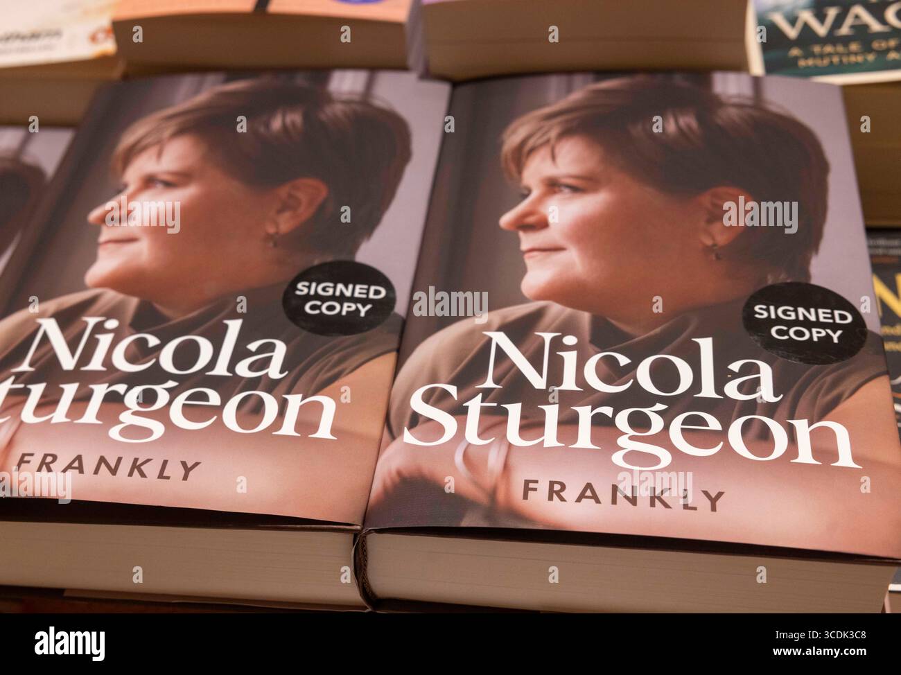 Londres, Royaume-Uni. 13 août 2025. Le livre de Nicola Sturgeon « franchement » est publié officiellement demain, 14 août. Le livre a été mis en vente plus tôt que prévu et certaines sérialisations sont apparues dans Newspapers. L'ancien premier ministre écossais a publié ses mémoires francs. Elle écrit franchement sur ses hauts et ses bas lorsqu'elle est au bureau. JK Rowling portait un T-shirt avec un message disant qu'elle était une « destructrice des droits des femmes ». Crédit : Karl Black/Alamy Live News Banque D'Images