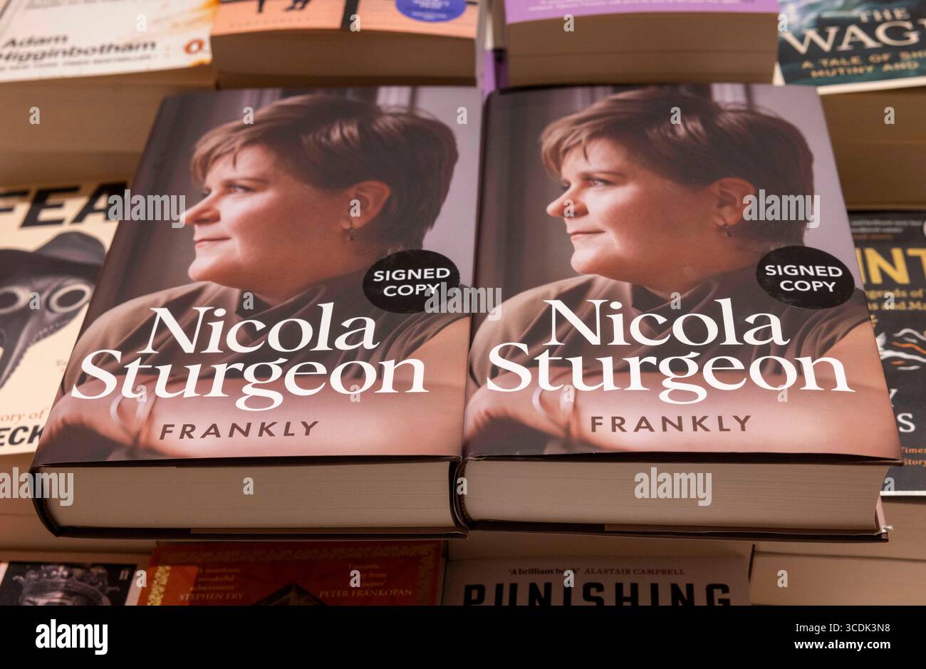 Londres, Royaume-Uni. 13 août 2025. Le livre de Nicola Sturgeon « franchement » est publié officiellement demain, 14 août. Le livre a été mis en vente plus tôt que prévu et certaines sérialisations sont apparues dans Newspapers. L'ancien premier ministre écossais a publié ses mémoires francs. Elle écrit franchement sur ses hauts et ses bas lorsqu'elle est au bureau. JK Rowling portait un T-shirt avec un message disant qu'elle était une « destructrice des droits des femmes ». Crédit : Karl Black/Alamy Live News Banque D'Images