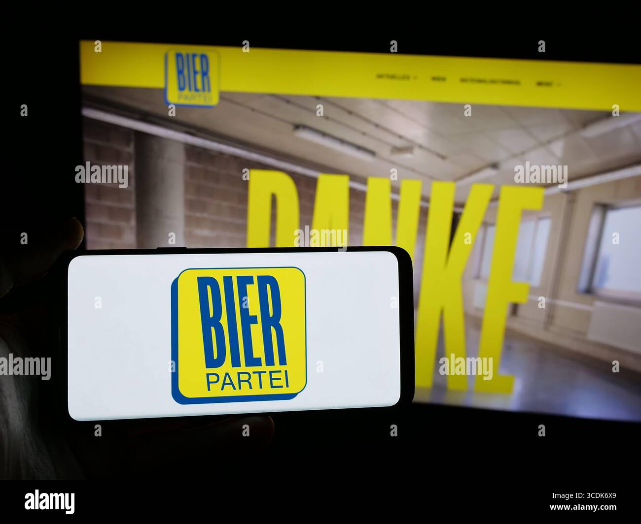 Stuttgart, Allemagne - 08-01-2025 : personne tenant un smartphone avec le logo du parti autrichien Die Bierpartei (BIER) sur l'écran devant le site. Banque D'Images