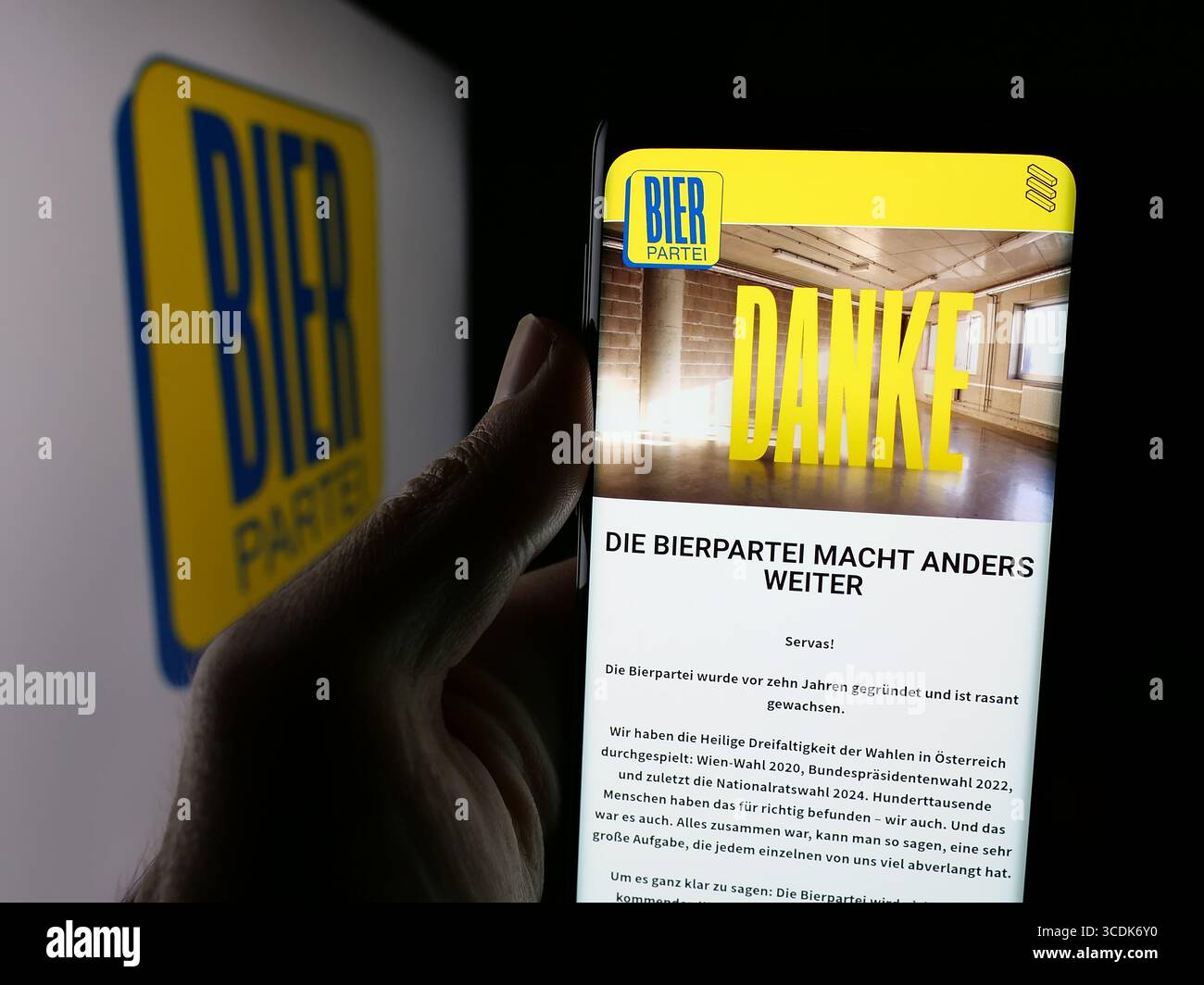 Stuttgart, Allemagne - 08-01-2025 : personne tenant un smartphone avec la page web du parti autrichien Die Bierpartei (BIER) sur l'écran devant le logo. Banque D'Images