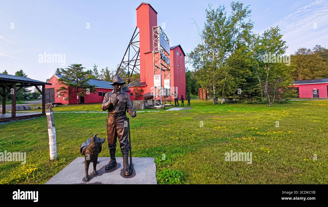 Une statue d'un mineur avec son chien se dresse devant l'ancien puits de la mine ToBurn, anciennement mine d'or Tough-Oakes, construite en 1912. Situé à Kirkla Banque D'Images