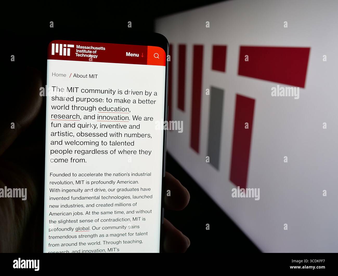 Stuttgart, Allemagne - 08-01-2025 : personne tenant un smartphone avec la page web du Massachusetts Institute of Technology (MIT) sur l'écran devant le logo. Banque D'Images