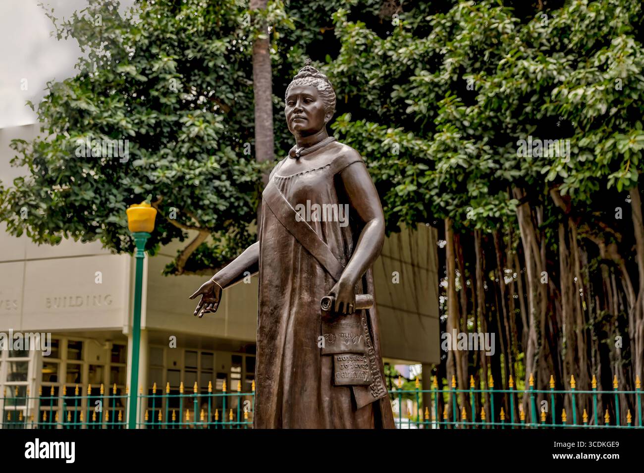 Honolulu, Hawaï - 25 mars 2022 : Statue de la reine Lilil'uokalani devant la législature de l'État Banque D'Images