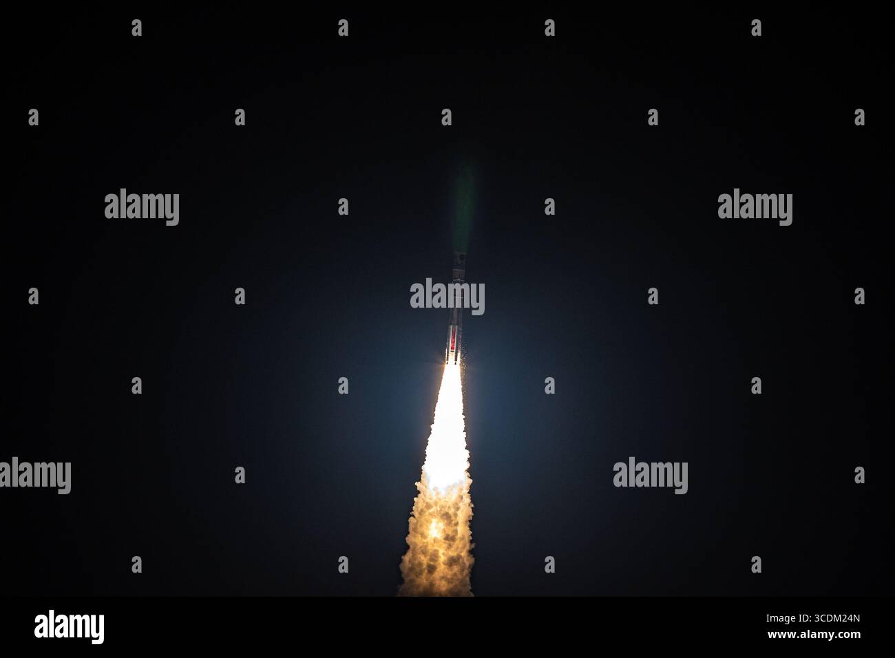Cap Canaveral, États-Unis. 12 août 2025. Une fusée Vulcan de l'United Launch Alliance se trouve au Space Launch Complex 41 à la Station spatiale de Cape Canaveral avant le lancement de la mission USSF-106 en Floride le 12 août 2025. (Photo de Alex G Perez/AGPfoto/Sipa USA) crédit : Sipa USA/Alamy Live News Banque D'Images