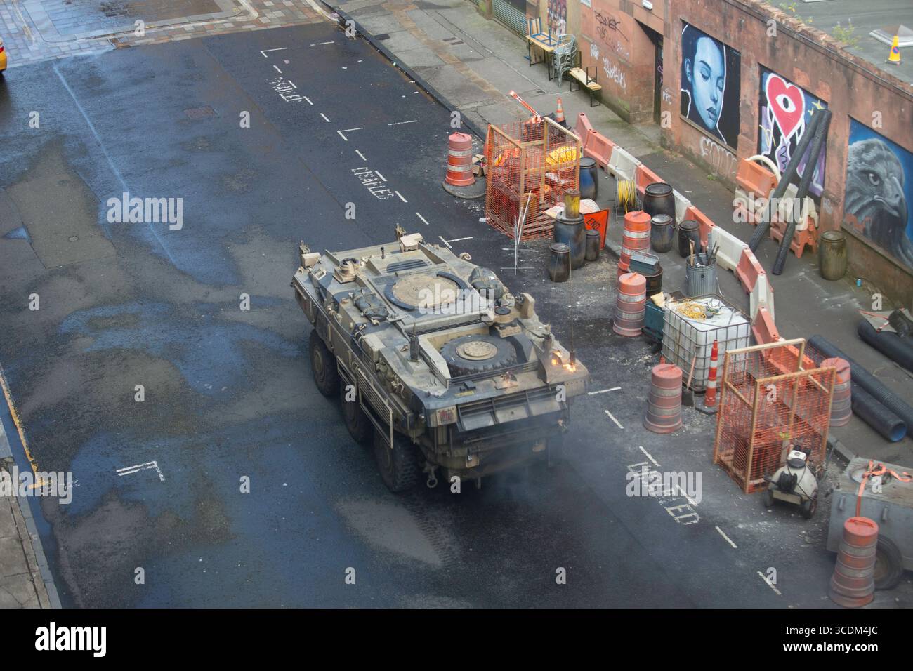 Glasgow, Écosse. 13 août 2025. Le tournage du nouveau film Spider-Man s'est déplacé dans la zone de Merchant City à l'extrémité est de Glasgow. Des foules de spectateurs se sont rassemblées pour avoir un aperçu de l'action, qui a inclus ces derniers jours des explosions dramatiques et des scènes de poursuite à grande vitesse. Crédit : Jacob Hughes/Alamy Live News Banque D'Images