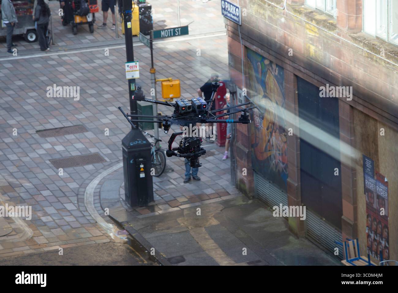 Glasgow, Écosse. 13 août 2025. Le tournage du nouveau film Spider-Man s'est déplacé dans la zone de Merchant City à l'extrémité est de Glasgow. Des foules de spectateurs se sont rassemblées pour avoir un aperçu de l'action, qui a inclus ces derniers jours des explosions dramatiques et des scènes de poursuite à grande vitesse. Crédit : Jacob Hughes/Alamy Live News Banque D'Images