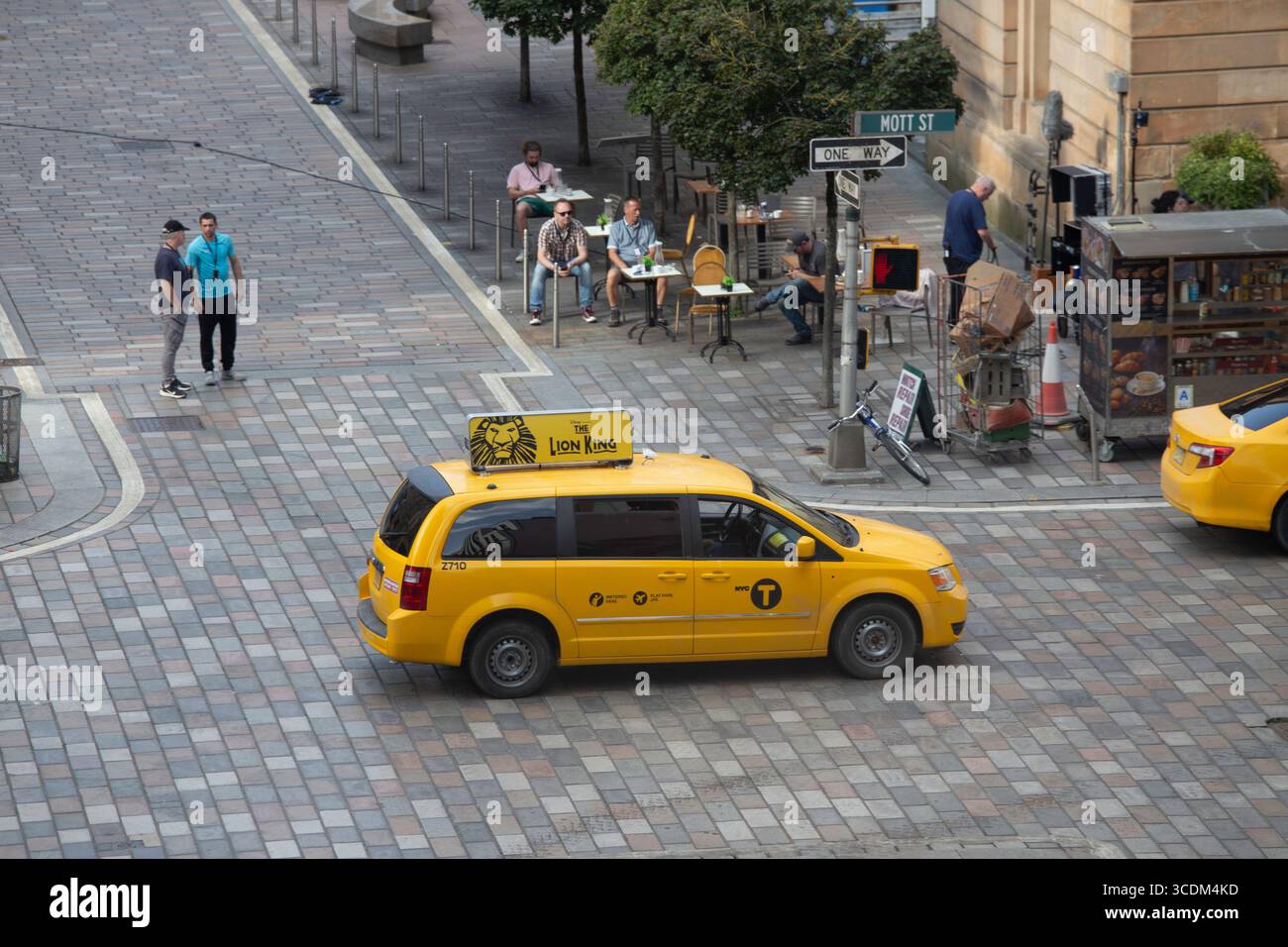 Glasgow, Écosse. 13 août 2025. Le tournage du nouveau film Spider-Man s'est déplacé dans la zone de Merchant City à l'extrémité est de Glasgow. Des foules de spectateurs se sont rassemblées pour avoir un aperçu de l'action, qui a inclus ces derniers jours des explosions dramatiques et des scènes de poursuite à grande vitesse. Crédit : Jacob Hughes/Alamy Live News Banque D'Images