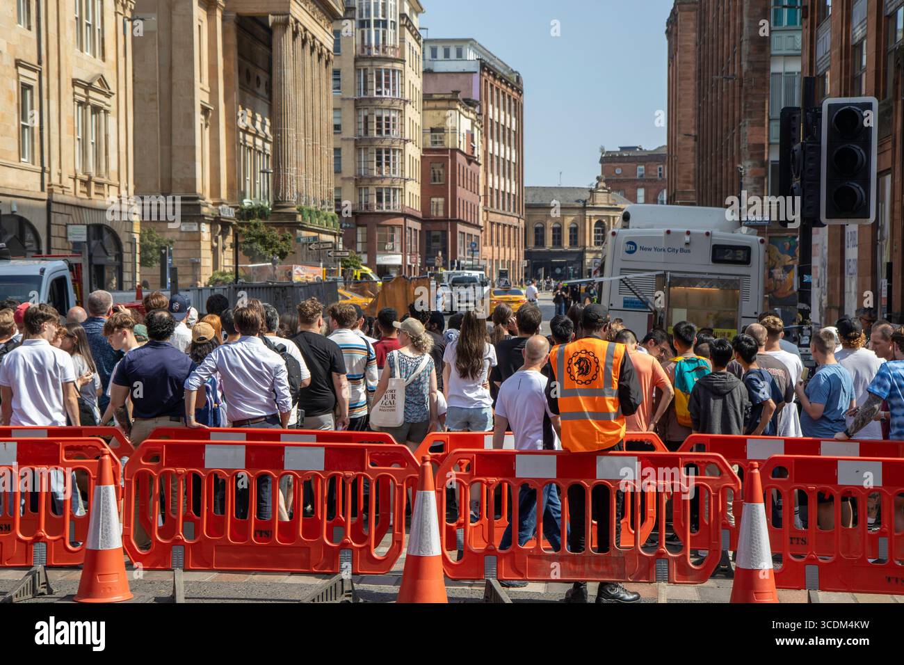 Glasgow, Écosse. 13 août 2025. Le tournage du nouveau film Spider-Man s'est déplacé dans la zone de Merchant City à l'extrémité est de Glasgow. Des foules de spectateurs se sont rassemblées pour avoir un aperçu de l'action, qui a inclus ces derniers jours des explosions dramatiques et des scènes de poursuite à grande vitesse. Crédit : Jacob Hughes/Alamy Live News Banque D'Images