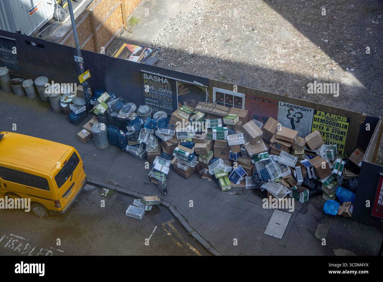 Glasgow, Écosse. 13 août 2025. Le tournage du nouveau film Spider-Man s'est déplacé dans la zone de Merchant City à l'extrémité est de Glasgow. Des foules de spectateurs se sont rassemblées pour avoir un aperçu de l'action, qui a inclus ces derniers jours des explosions dramatiques et des scènes de poursuite à grande vitesse. Crédit : Jacob Hughes/Alamy Live News Banque D'Images