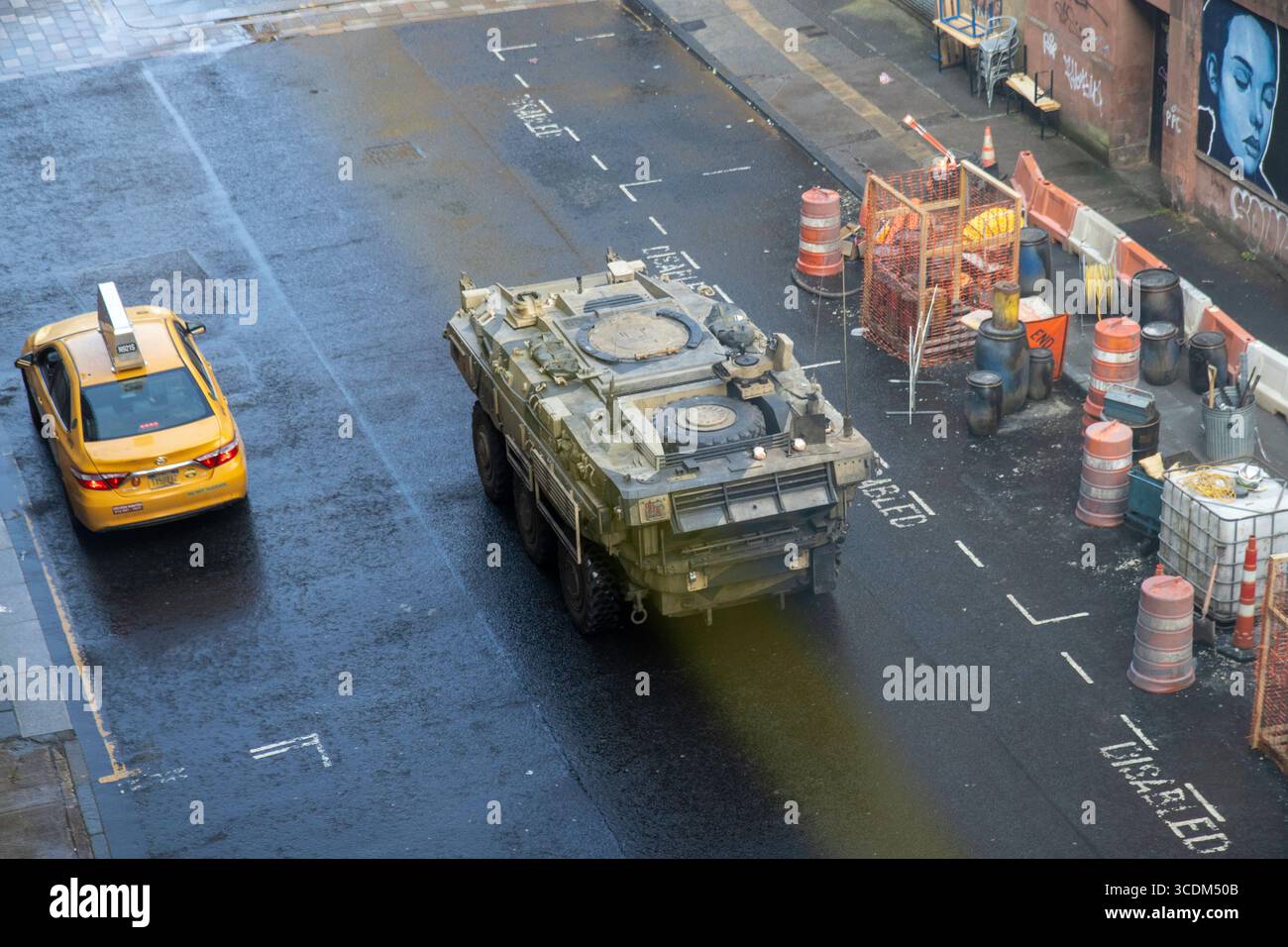 Glasgow, Écosse. 13 août 2025. Le tournage du nouveau film Spider-Man s'est déplacé dans la zone de Merchant City à l'extrémité est de Glasgow. Des foules de spectateurs se sont rassemblées pour avoir un aperçu de l'action, qui a inclus ces derniers jours des explosions dramatiques et des scènes de poursuite à grande vitesse. Crédit : Jacob Hughes/Alamy Live News Banque D'Images