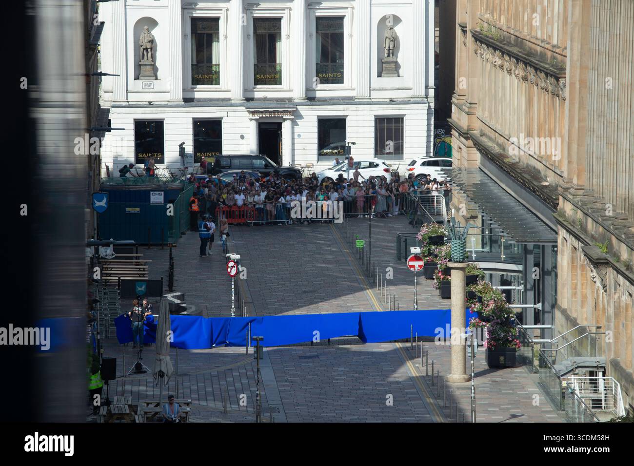 Glasgow, Écosse. 13 août 2025. Le tournage du nouveau film Spider-Man s'est déplacé dans la zone de Merchant City à l'extrémité est de Glasgow. Des foules de spectateurs se sont rassemblées pour avoir un aperçu de l'action, qui a inclus ces derniers jours des explosions dramatiques et des scènes de poursuite à grande vitesse. Crédit : Jacob Hughes/Alamy Live News Banque D'Images