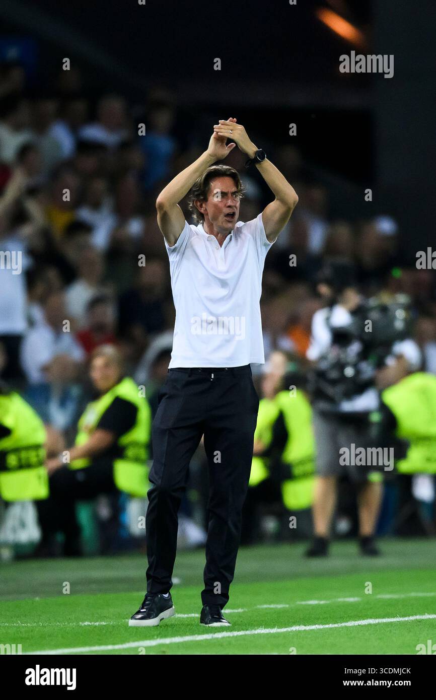 Thomas Frank, entraîneur-chef du Tottenham Hotspur FC, réagit lors du match de football de la Super Coupe de l'UEFA 2025 entre le Paris Saint-Germain FC et le Tottenham Hotspur FC. Banque D'Images