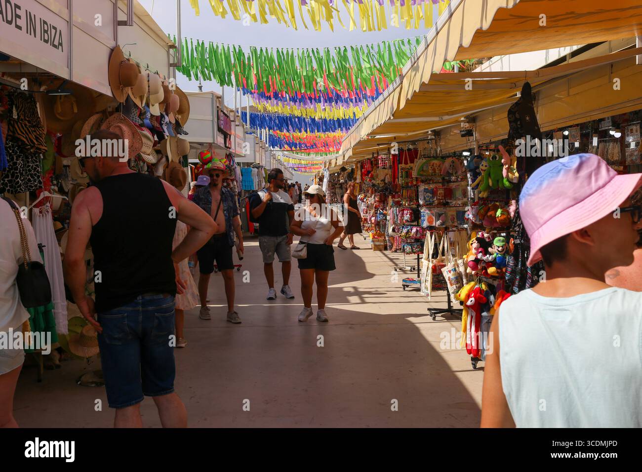 Alicante, Espagne, 13 août 2025 : les gens se promènent le long de l'esplanade du Port, où se trouve un marché, pendant Tourisme à Alicante, à Alicante, Espagne, le 13 août 2025. Crédit : Alberto Brevers / Alamy Live News. Banque D'Images