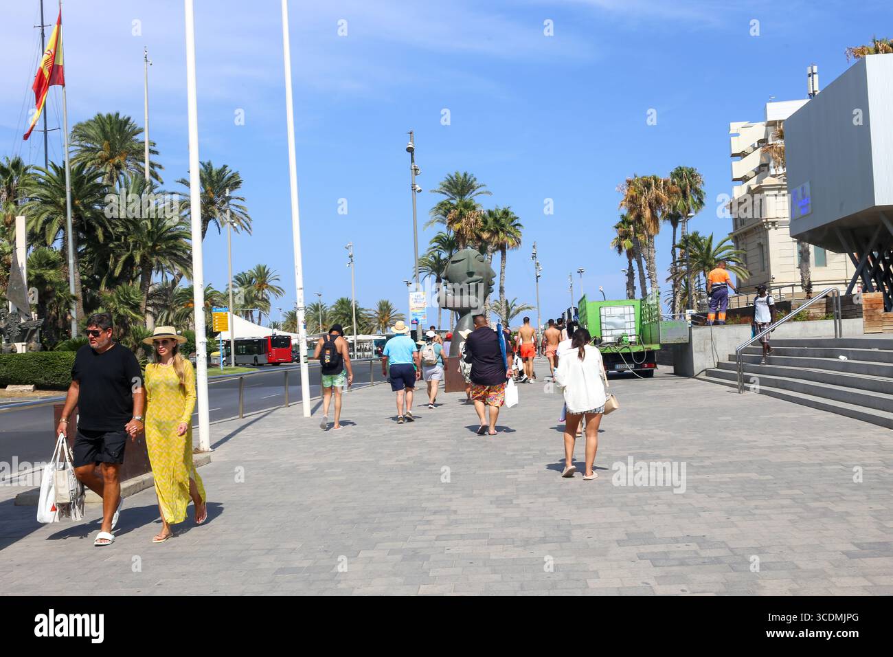 Alicante, Espagne, 13 août 2025 : plusieurs personnes se promènent dans les rues d'Alicante pendant le tourisme à Alicante, à Alicante, Espagne, le 13 août 2025. Crédit : Alberto Brevers / Alamy Live News. Banque D'Images