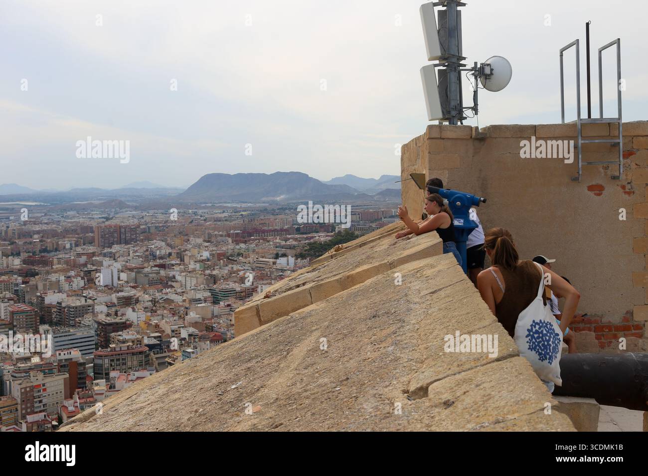 Alicante, Espagne, 13 août 2025 : les gens regardent Alicante depuis le château de Santa Bárbara pendant le tourisme à Alicante, Espagne, le 13 août 2025. Crédit : Alberto Brevers / Alamy Live News. Banque D'Images