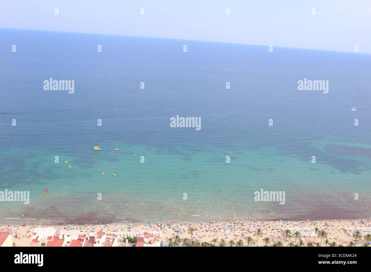 Alicante, Espagne, 13 août 2025 : vue de la plage de Postiget pendant Tourisme à Alicante, Espagne, le 13 août 2025. Crédit : Alberto Brevers / Alamy Live News. Banque D'Images