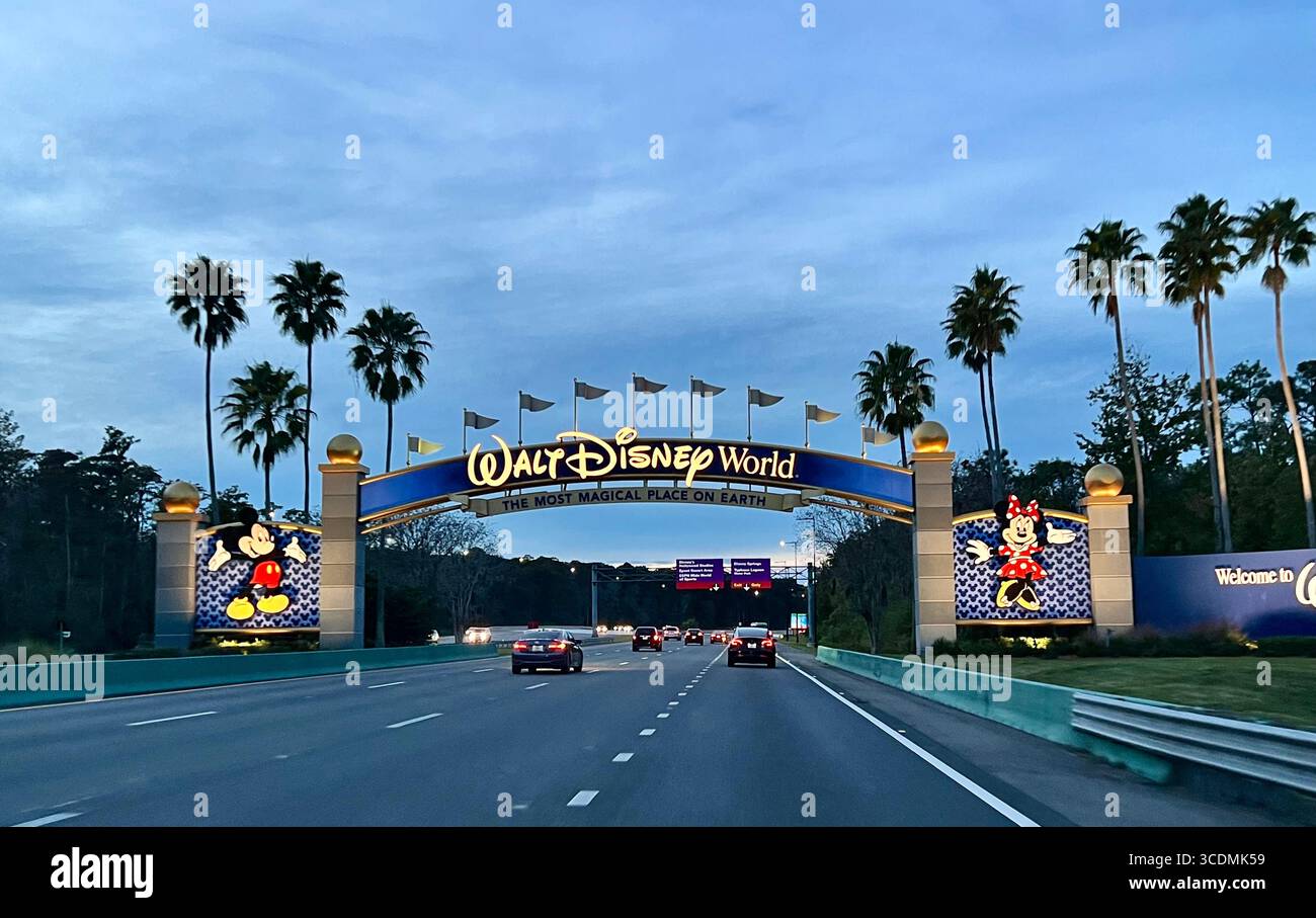 Entrée au parc à thème Walt Disney World sur Epcot Center Drive à Orlando - Image de stock capturée avec un smartphone