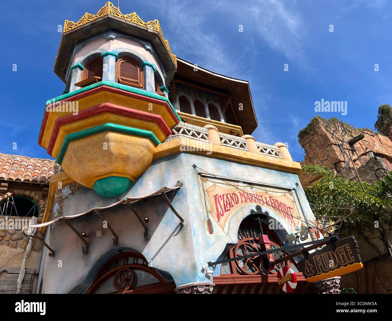 Bâtiment coloré dans le parc Islands of Adventure, qui fait partie du complexe at Universal Orlando Resort. - Image de stock capturée avec un smartphone