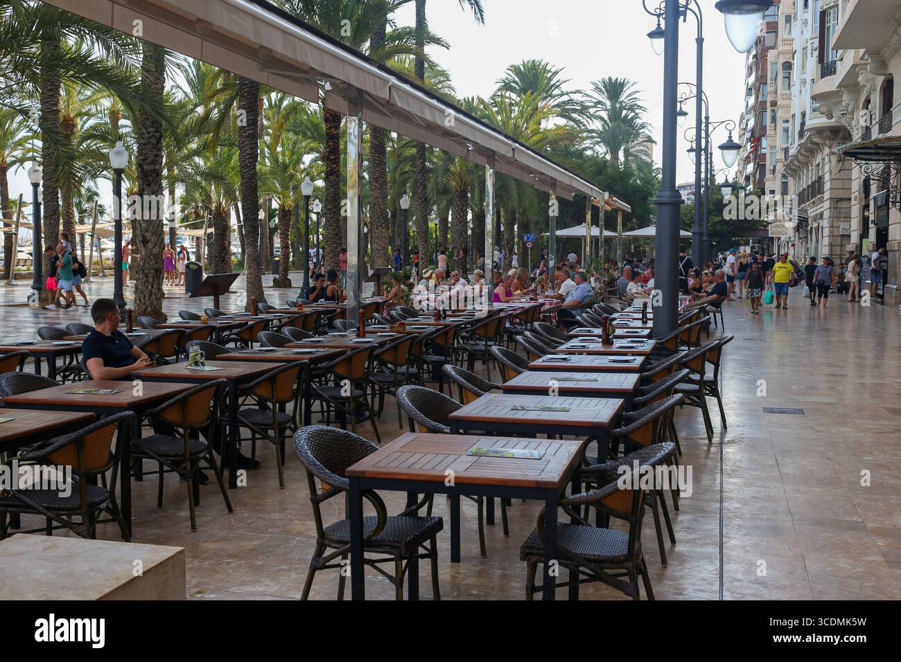 Alicante, Espagne, 13 août 2025 : plusieurs personnes prenant un verre sur l'Esplanade d'Alicante pendant Tourisme à Alicante, à Alicante, Espagne, le 13 août 2025. Crédit : Alberto Brevers / Alamy Live News. Banque D'Images