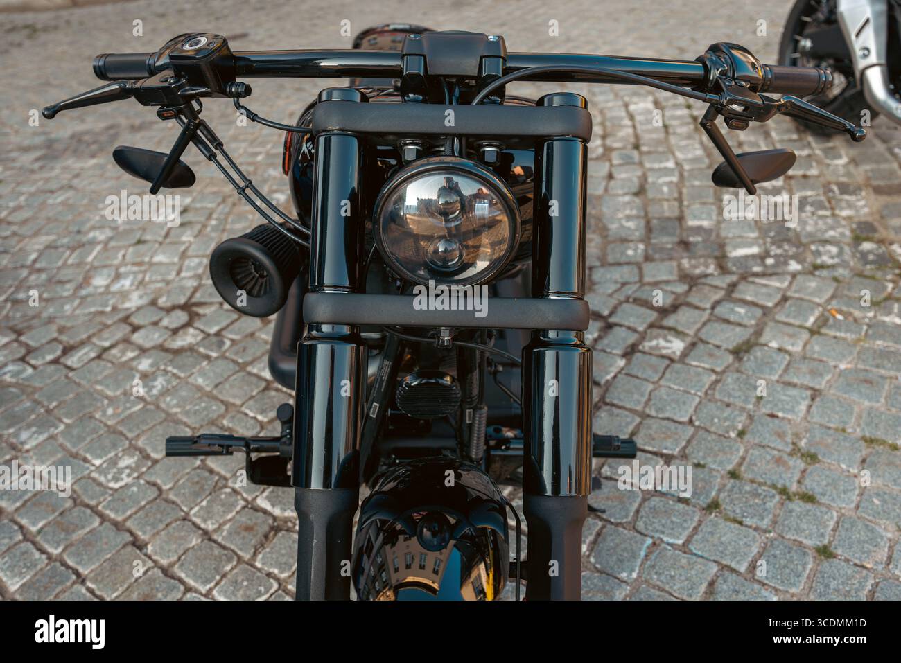 Gros plan du phare sur moto noire. Vue avant élégante et noire de la moto. Moto lourde et puissante. Photo de haute qualité Banque D'Images
