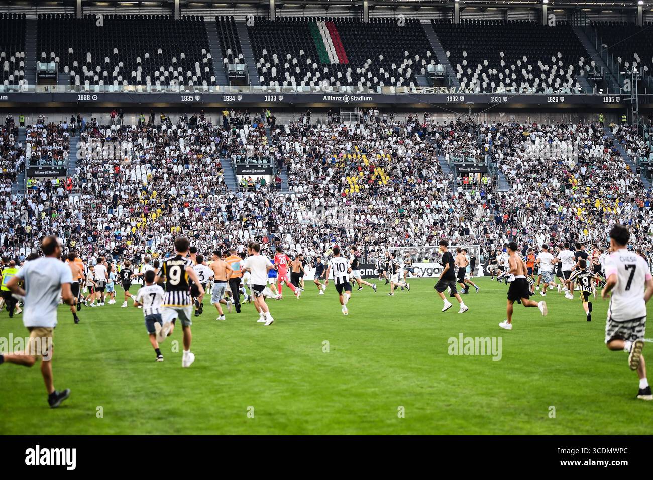 Les supporters envahissent le terrain lors du match amical de football entre la Juventus FC et la Juve Next Gen (U23) le 13 août 2025 au stade Allianz de Turin, en Italie Banque D'Images