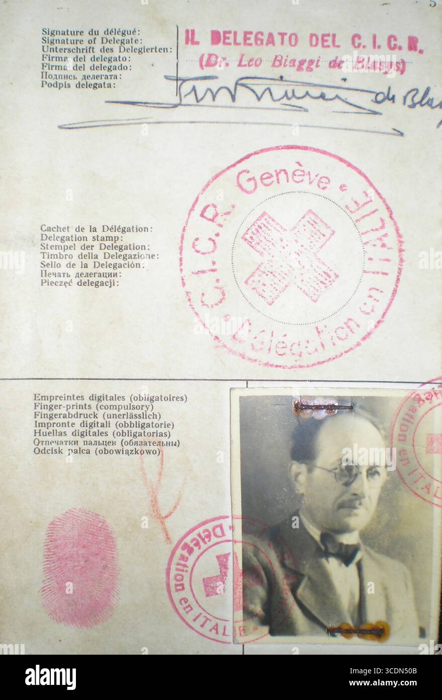 ADOLF EICHMANN (1906-1962) officier nazi germano-autrichien. Le faux passeport qu'il a utilisé pour émigrer en Argentine en 1950 portant le nom de Ricardo Klement, délivré par la délégation italienne de la Croix-Rouge à Gênes. Banque D'Images