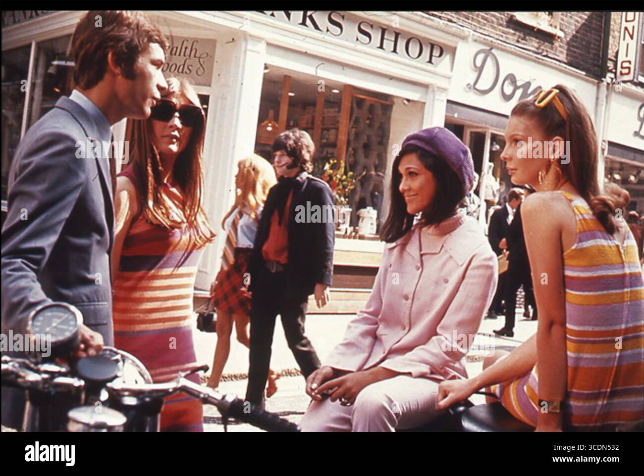 CARNABY STREET, Londres, vers 1966. Photo : NAUK Banque D'Images