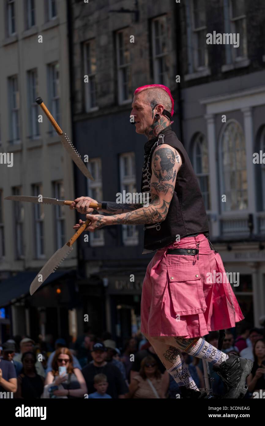 Artistes de rue en action sur High Street d'Édimbourg pendant The Fringe en août 2025. Banque D'Images
