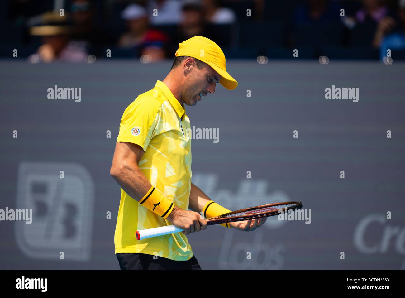 MASON, OHIO - 13 AOÛT : Roberto Bautista Agut d'Espagne vérifie ses cordes contre Ben Shelton des États-Unis pendant le jour 7 de l'Open de Cincinnati au Lindner Family Tennis Center le 13 août 2025 à Mason, Ohio. (Photo de Mauricio Paiz) Banque D'Images