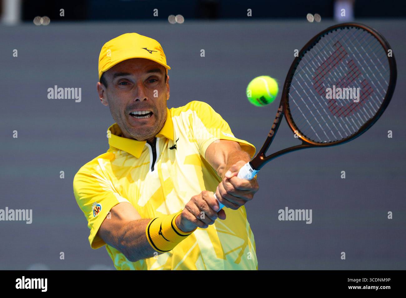 MASON, OHIO - 13 AOÛT : Roberto Bautista Agut d'Espagne retourne un tir contre Ben Shelton des États-Unis pendant le jour 7 de l'Open de Cincinnati au Lindner Family Tennis Center le 13 août 2025 à Mason, Ohio. (Photo de Mauricio Paiz) Banque D'Images