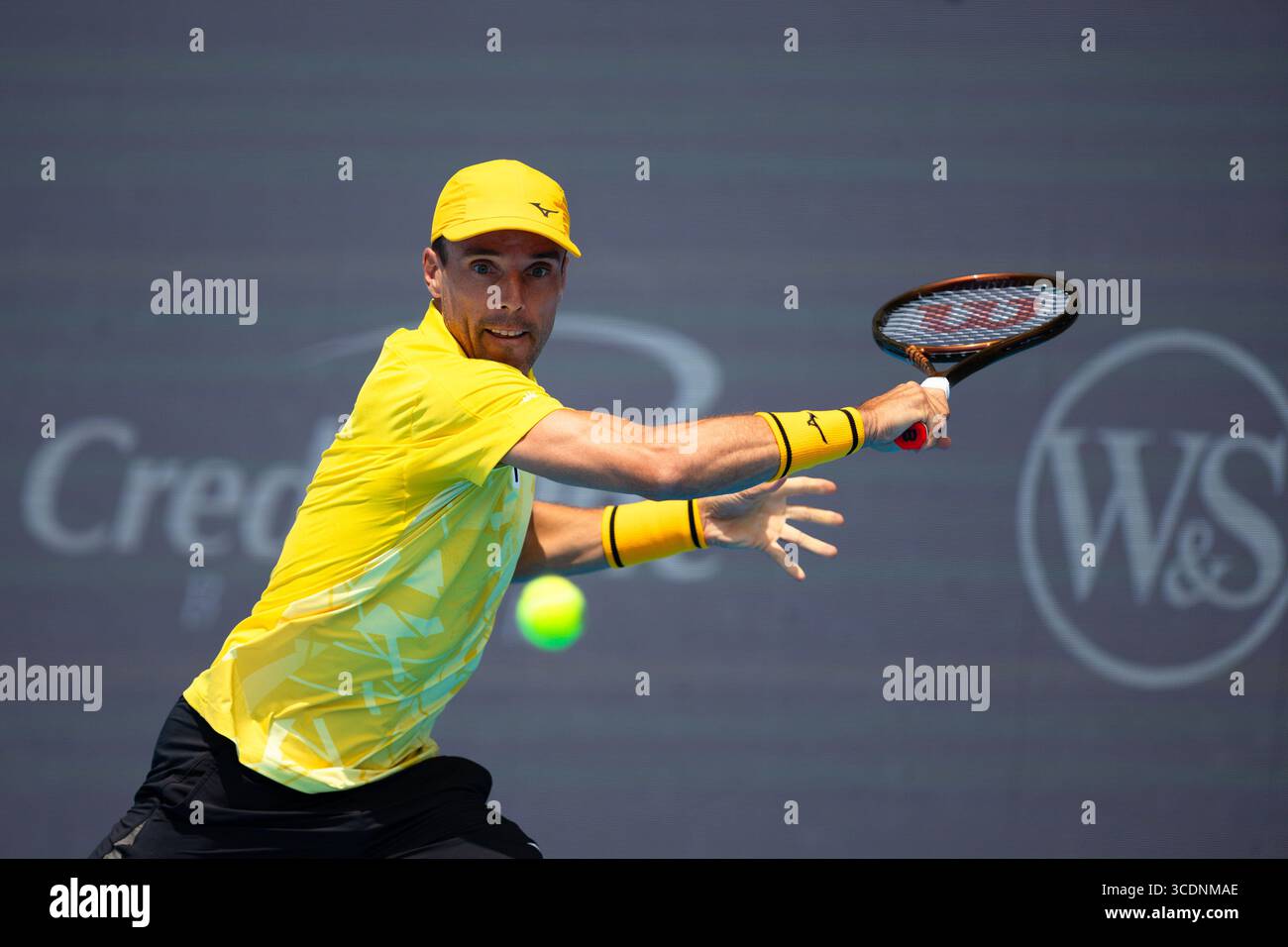 MASON, OHIO - 13 AOÛT : Roberto Bautista Agut d'Espagne retourne un tir contre Ben Shelton des États-Unis pendant le jour 7 de l'Open de Cincinnati au Lindner Family Tennis Center le 13 août 2025 à Mason, Ohio. (Photo de Mauricio Paiz) Banque D'Images
