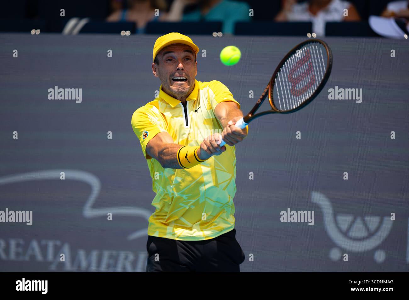 MASON, OHIO - 13 AOÛT : Roberto Bautista Agut d'Espagne retourne un tir contre Ben Shelton des États-Unis pendant le jour 7 de l'Open de Cincinnati au Lindner Family Tennis Center le 13 août 2025 à Mason, Ohio. (Photo de Mauricio Paiz) Banque D'Images