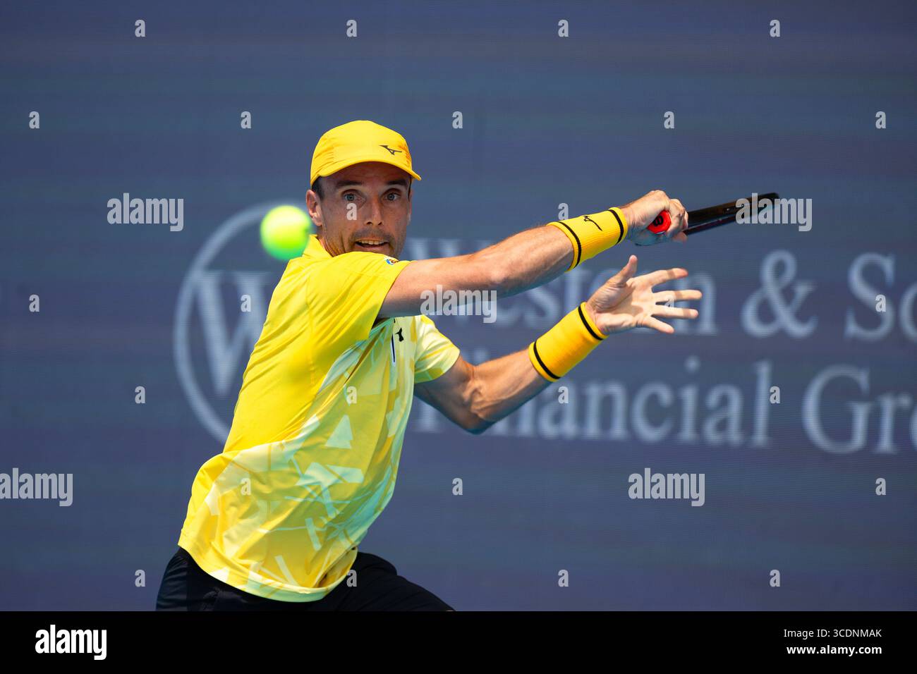 MASON, OHIO - 13 AOÛT : Roberto Bautista Agut d'Espagne retourne un tir contre Ben Shelton des États-Unis pendant le jour 7 de l'Open de Cincinnati au Lindner Family Tennis Center le 13 août 2025 à Mason, Ohio. (Photo de Mauricio Paiz) Banque D'Images