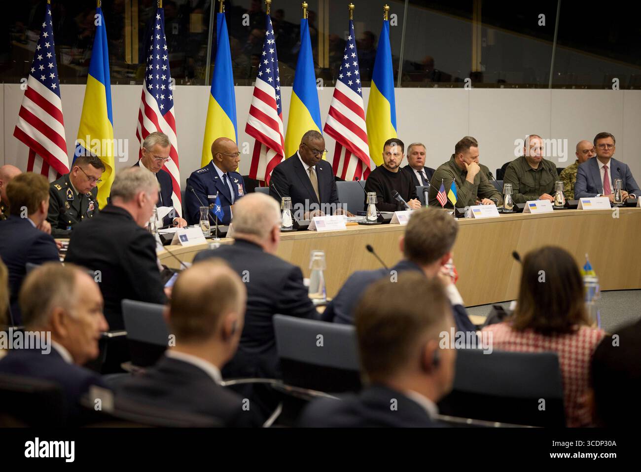 11 octobre 2023, Bruxelles, Belgique : le secrétaire américain à la Défense, Lloyd Austin, au centre, prononce un discours d'ouverture lors de la 16e réunion du Groupe de contact pour la Défense de l'Ukraine au siège de l'OTAN, le 11 octobre 2023 à Bruxelles, Belgique. (Crédit image : © Ukraine President/Ukrainian Pre/Planet Pix via ZUMA Press Wire) Banque D'Images