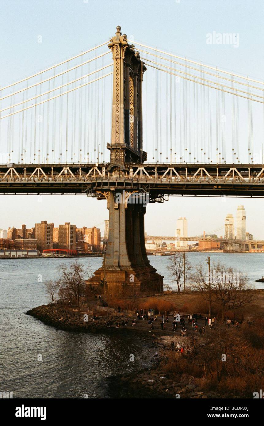 Pont de Manhattan baigné d'une heure dorée, photographié sur film Kodak Gold pour une lueur chaleureuse et nostalgique. Banque D'Images