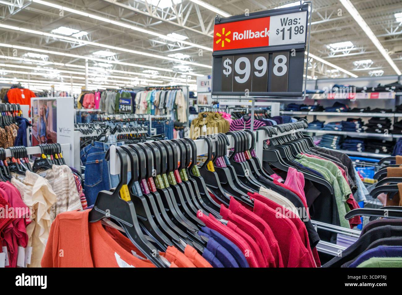 Miami Florida, NW 79th Street, Walmart big-box discount grand magasin shopping, intérieur, vêtements d'allée, rollback signe de vente, prix de réduction dis Banque D'Images