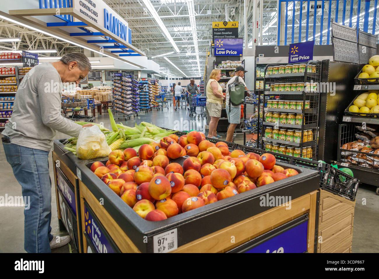 Miami Florida, NW 79th Street, Walmart big-box discount grand magasin shopping, intérieur, épicerie supermarché de magasin d'alimentation, pêches fraîches n Banque D'Images