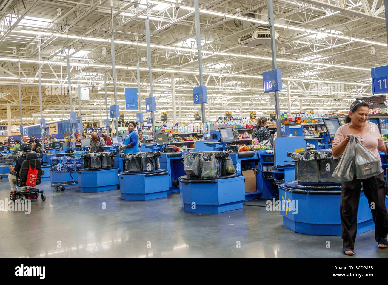 Miami Florida, NW 79th Street, Walmart Big-box, magasins à rabais, files d'attente à l'intérieur des caisses, employés de caissiers femmes africaines noires, Cu Banque D'Images