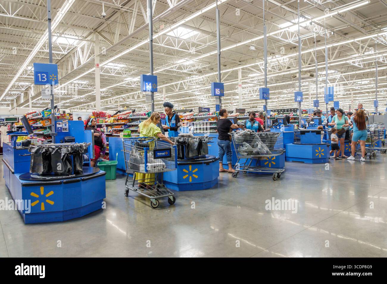 Miami Florida, NW 79th Street, Walmart Big-box, magasins à rabais, files d'attente à l'intérieur des caisses, employés de caissiers femmes africaines noires, ma Banque D'Images