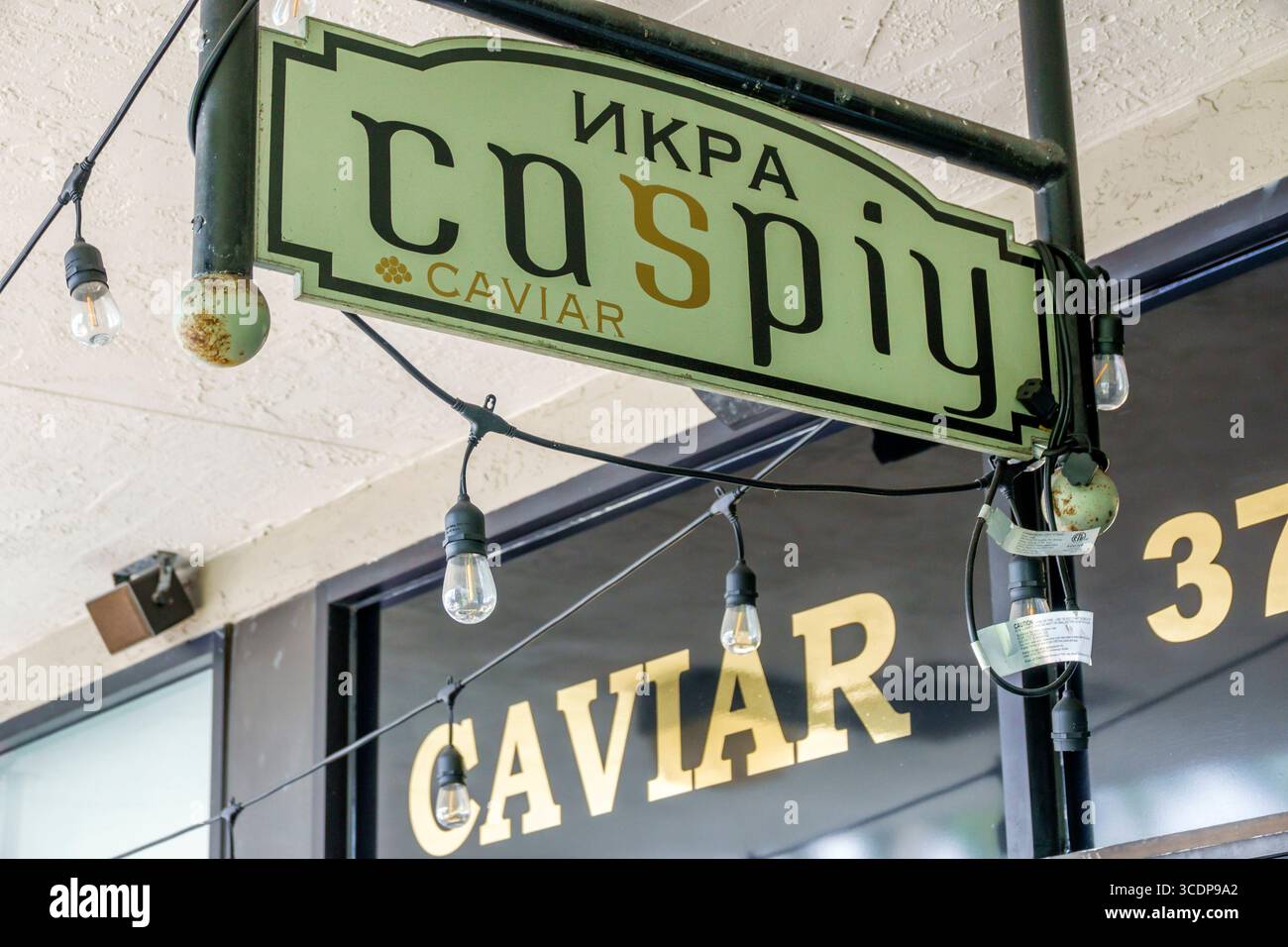 Miami Beach Floride, North Beach, Collins Avenue, magasin d'affaires Caspiy Caviar signe, restaurant gastronomique boutique spécialisée, signe suspendu vert avec la Russie Banque D'Images