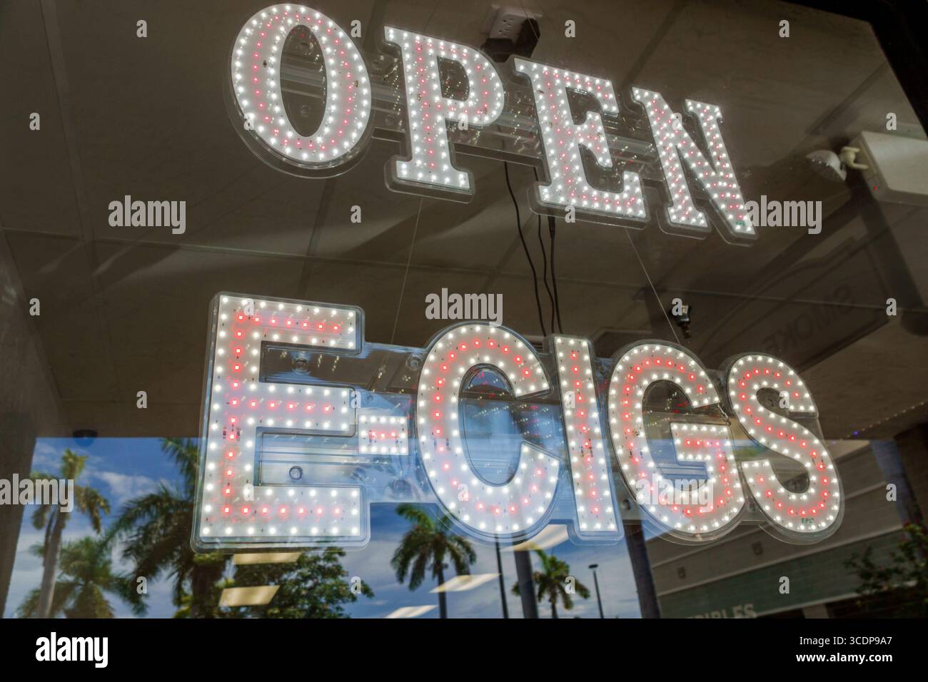 E-cigarette lectronique et d'autres produits du tabac sont exposs dans une vitrine de magasin dans la ville de New York le 24 avril 2014. Le jeudi, la FDA a propos des rgles E-cigarette lectronique et d'autres produits du tabac sont exposs dans une vitrine de magasin dans la ville de New York le 24 avril 2014. Le jeudi, la FDA a propos des rgles