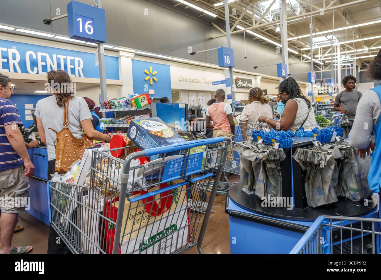 North Miami Beach Floride, Walmart Supercenter, grand magasin shopping, intérieur, file d'attente de caisse, clients payant employé caissier, Banque D'Images