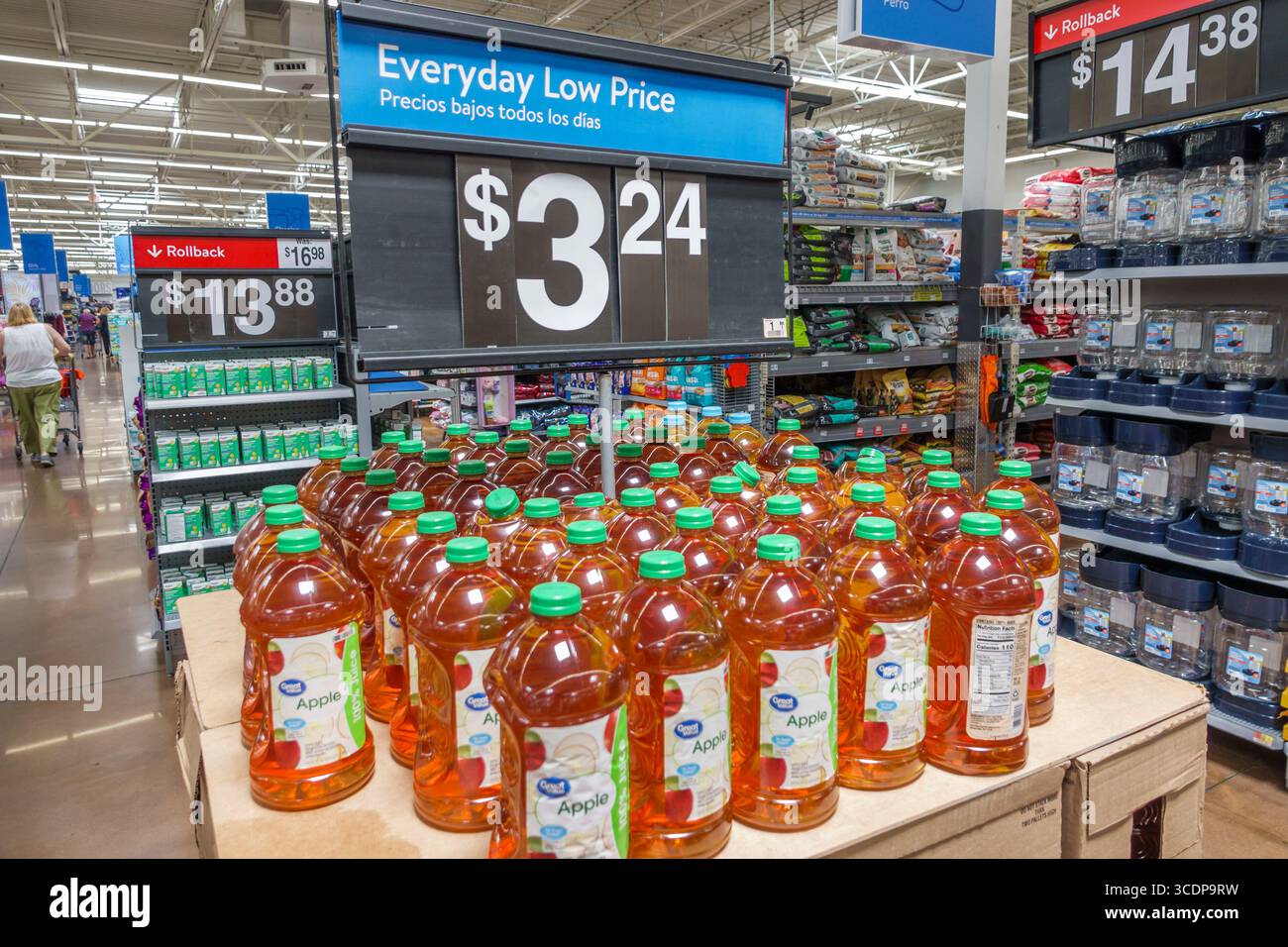 North Miami Beach Floride, Walmart Supercenter, grand magasin à grande surface, intérieur, section des boissons d'épicerie, enseigne de bas prix tous les jours, bilin Banque D'Images